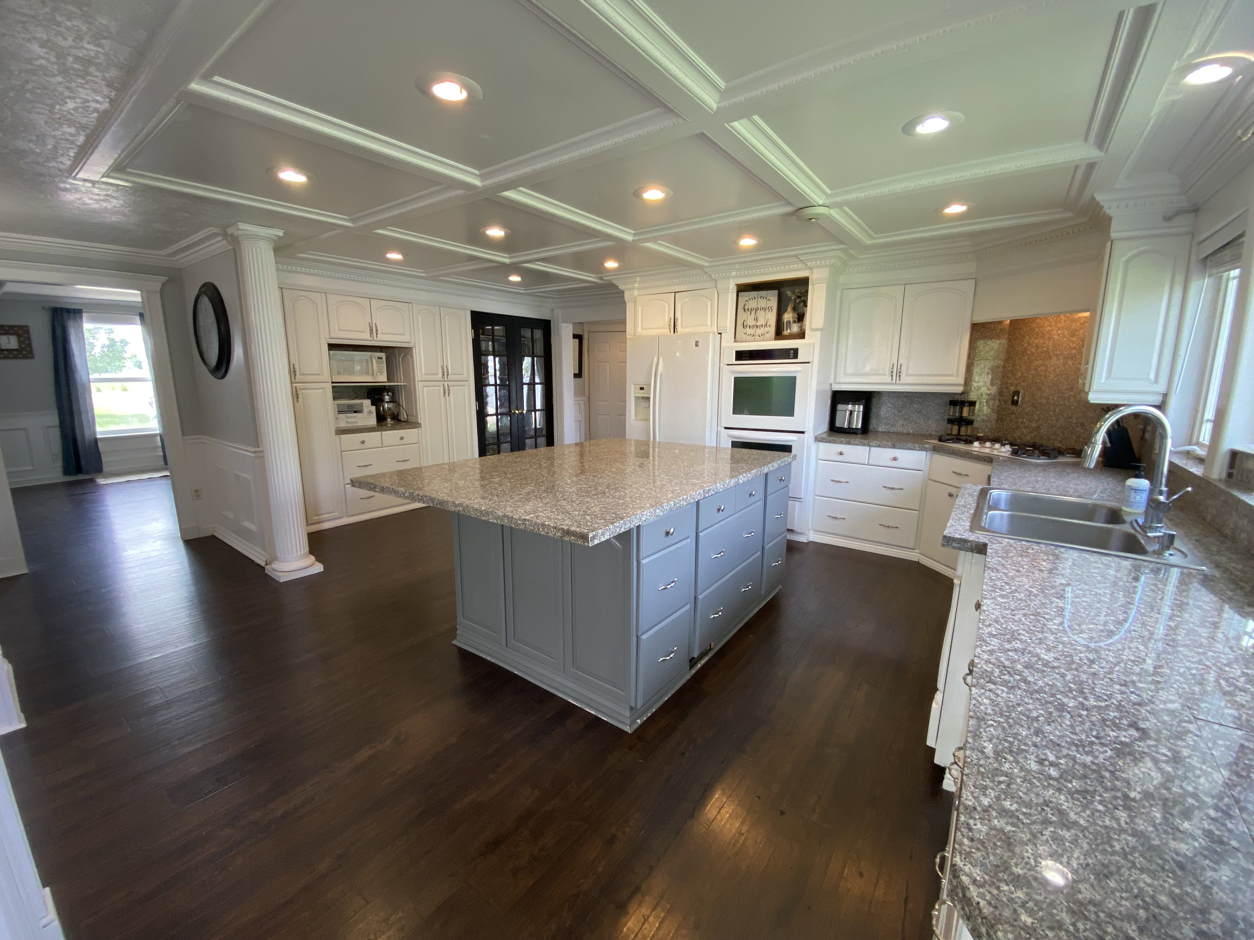 Large Kitchen great for entertaining