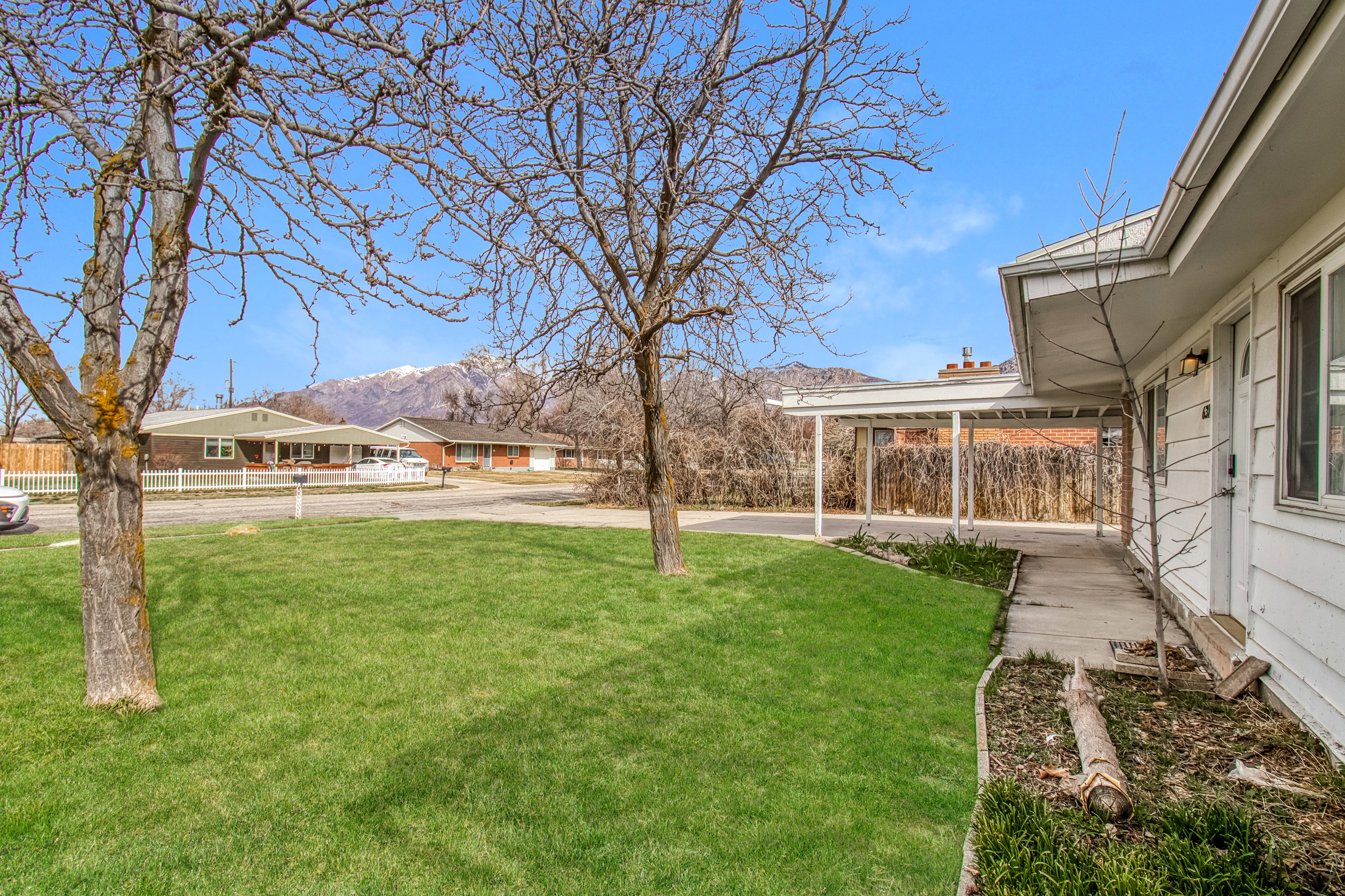 View of yard featuring a mountain view