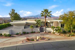 View of front of home featuring a mountain view, stucco siding, and a fenced front yard