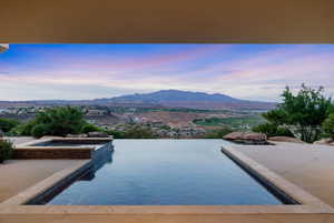Integrated pool / spa with a mountain view