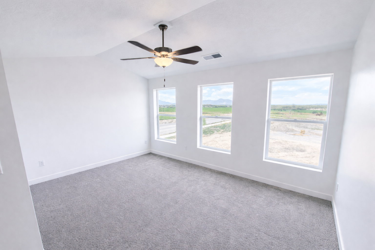 Carpeted empty room with baseboards and ceiling fan