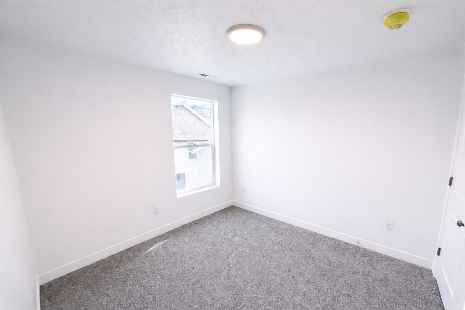Spare room with carpet flooring and a smoke detector
