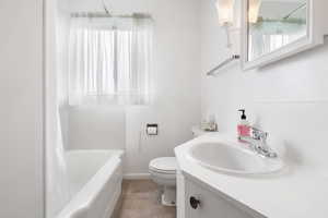 Bathroom with vanity, healthy amount of natural light, and shower / bath combo