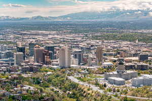 City view featuring a mountainous background