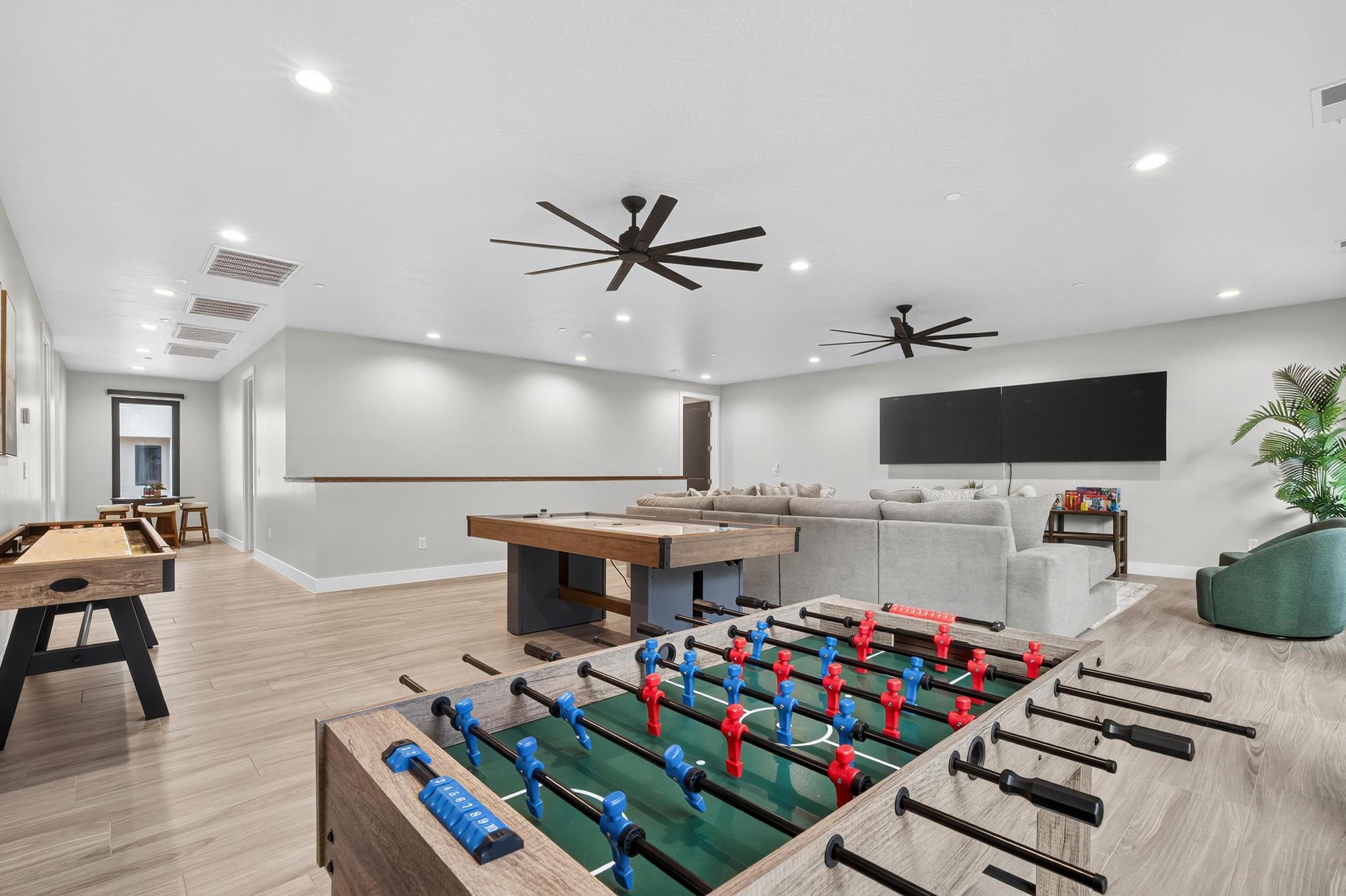 Rec room with ceiling fan and recessed lighting