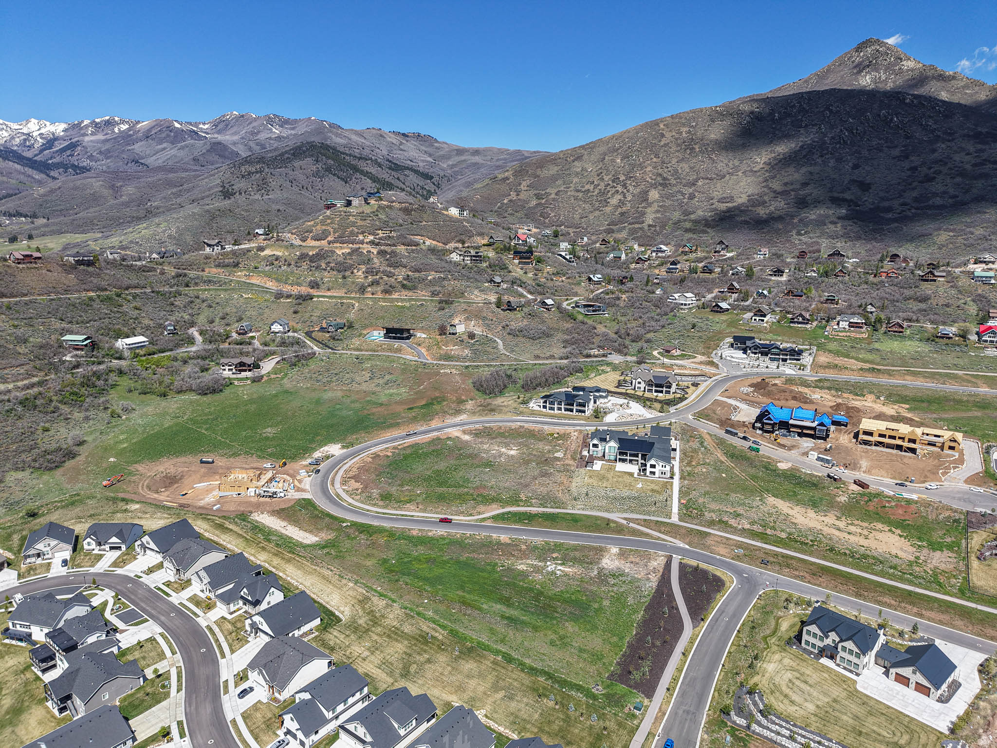 Aerial view of property's location with nearby suburban area and mountains