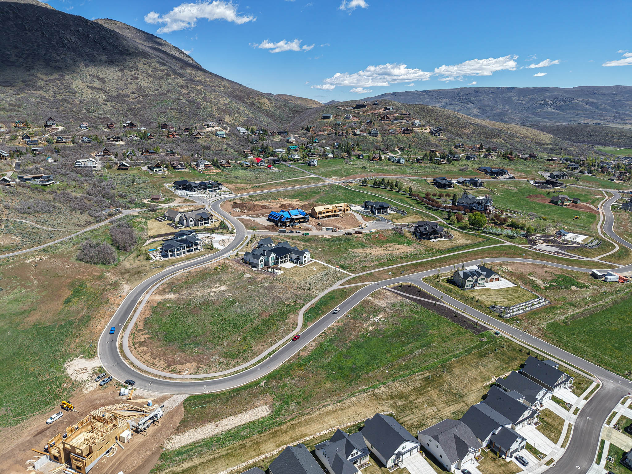 Aerial view of property's location featuring nearby suburban area and mountains