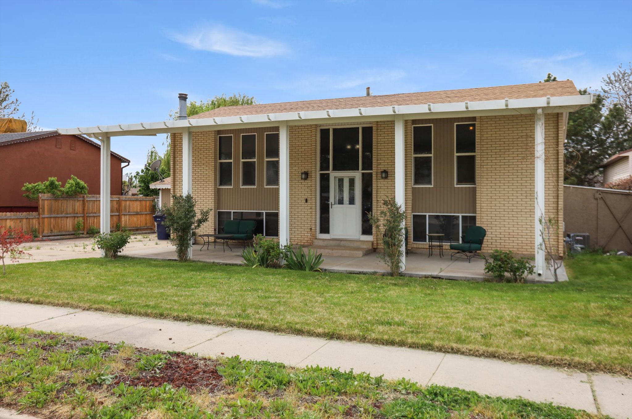 View of front of home featuriing covered entry