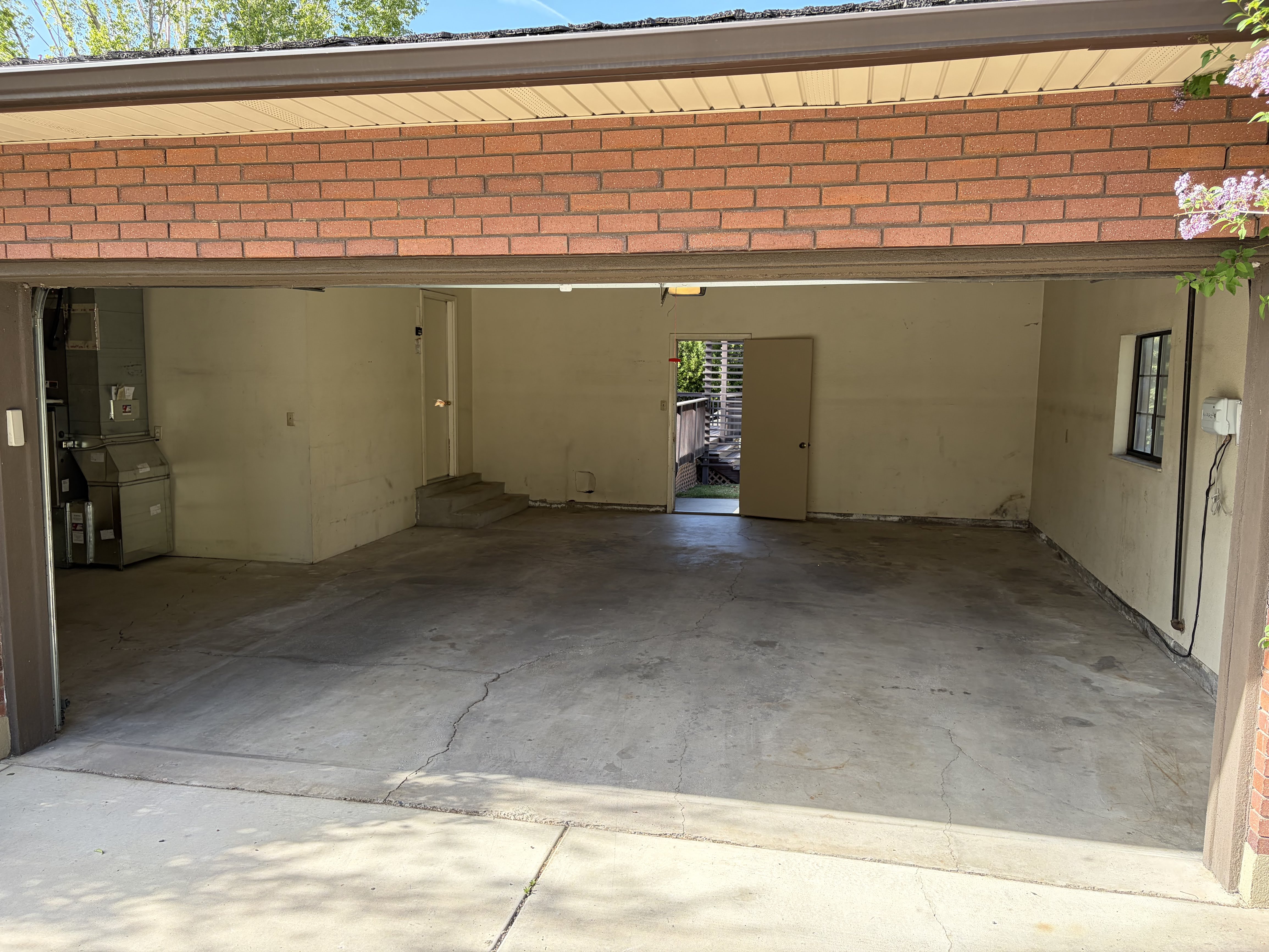 Garage featuring heating unit