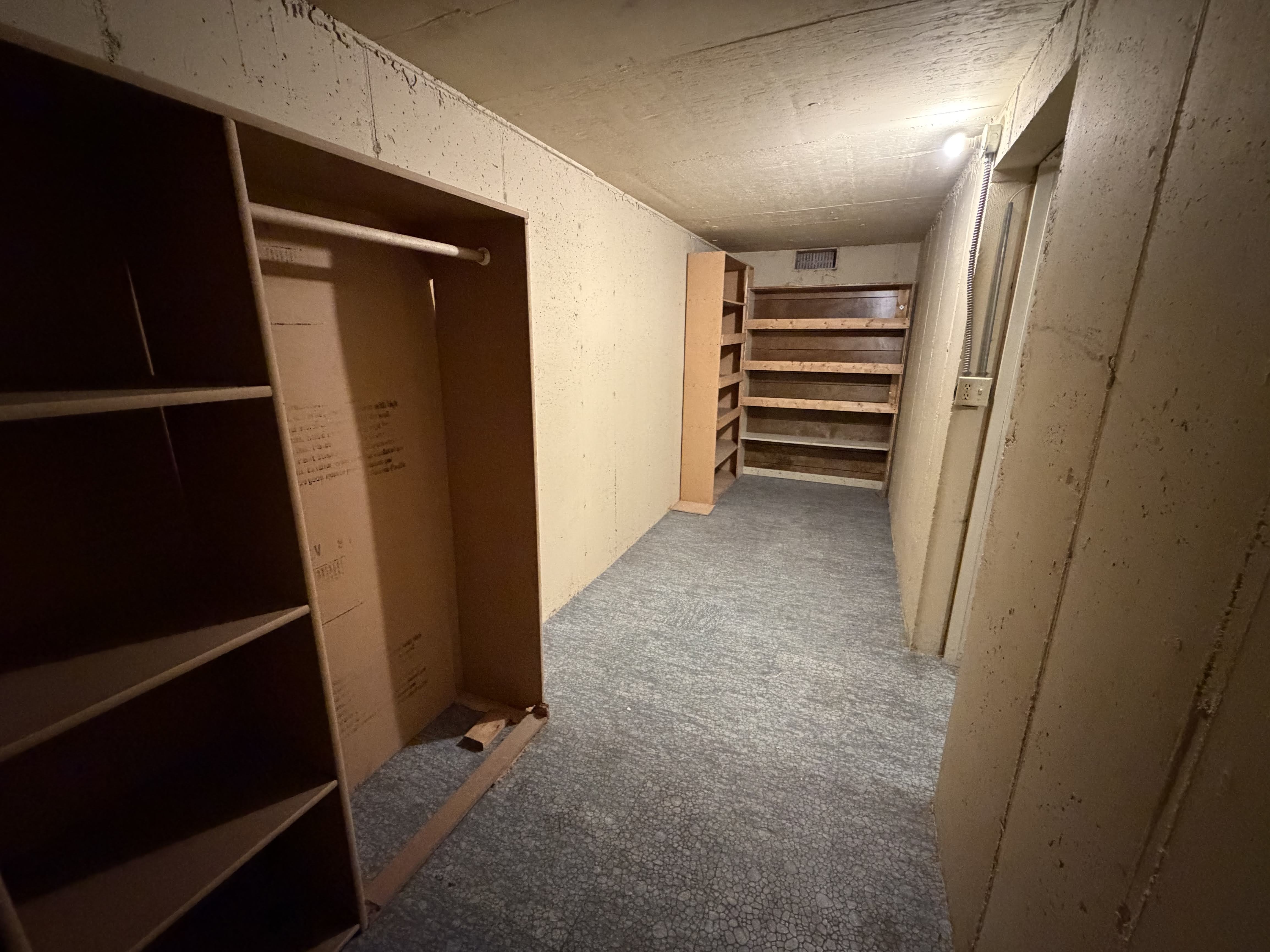 Corridor with light carpet