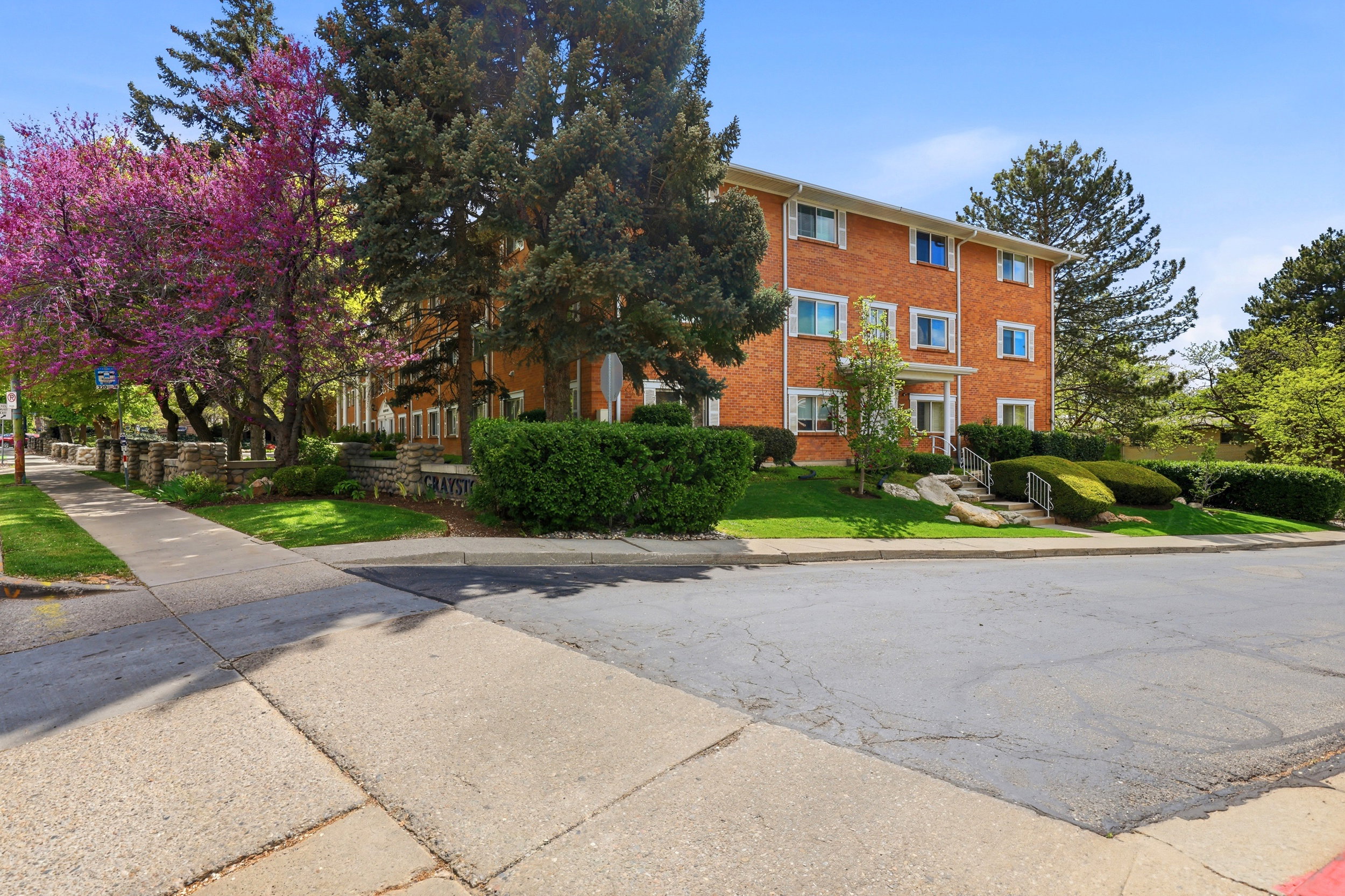 View of apartment building / complex