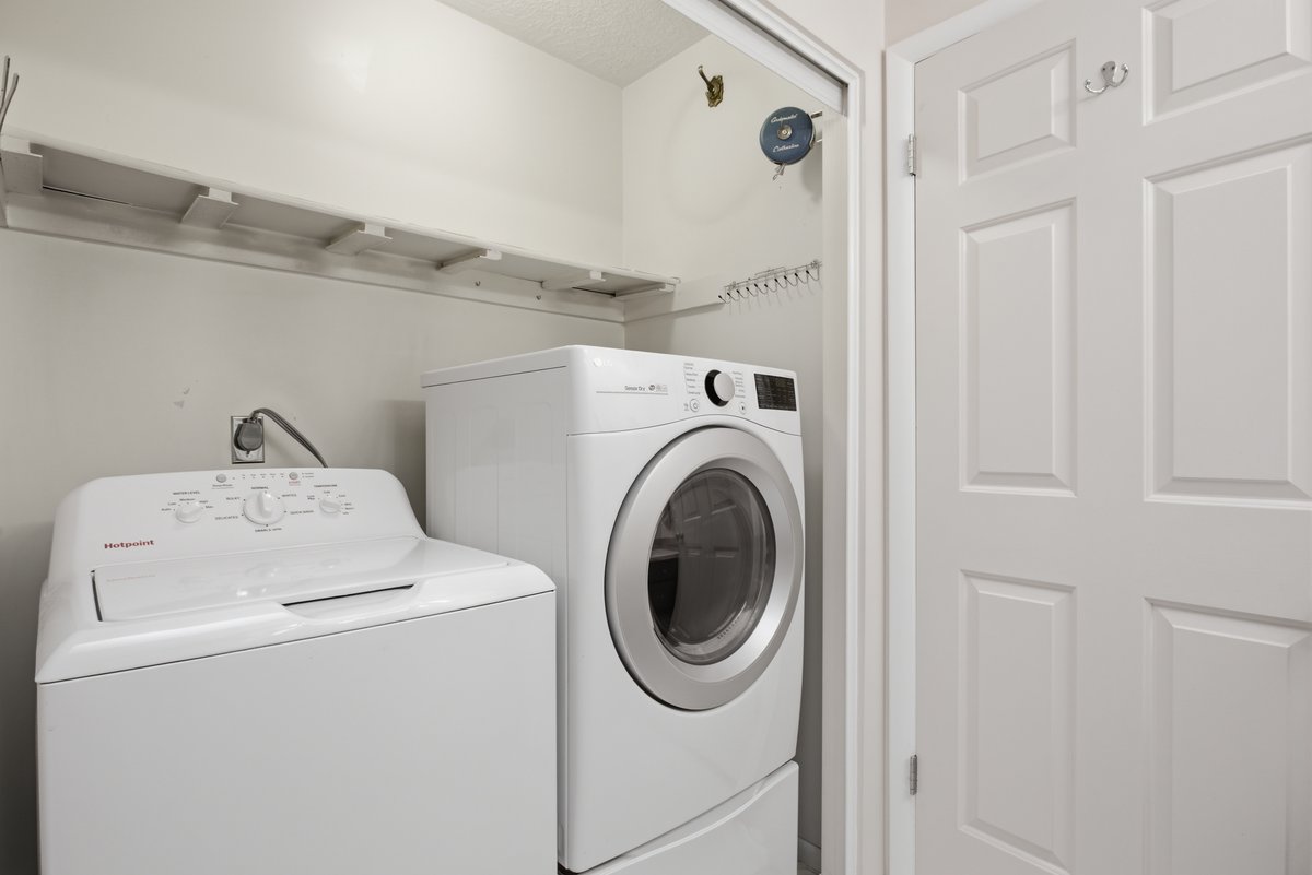 Laundry area with washing machine and dryer and a textured ceiling