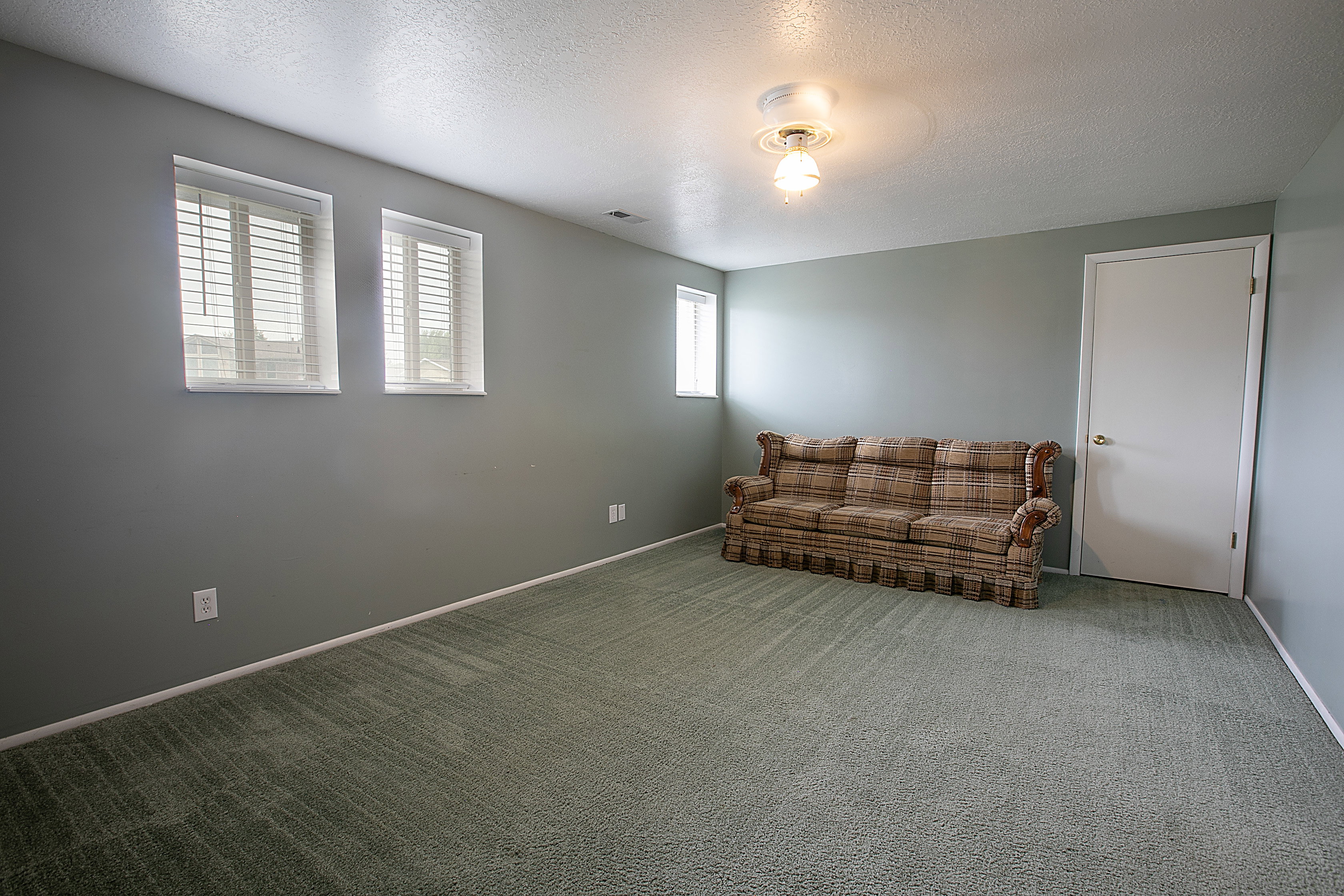 Sitting room featuring carpet floors and a textured ceiling
