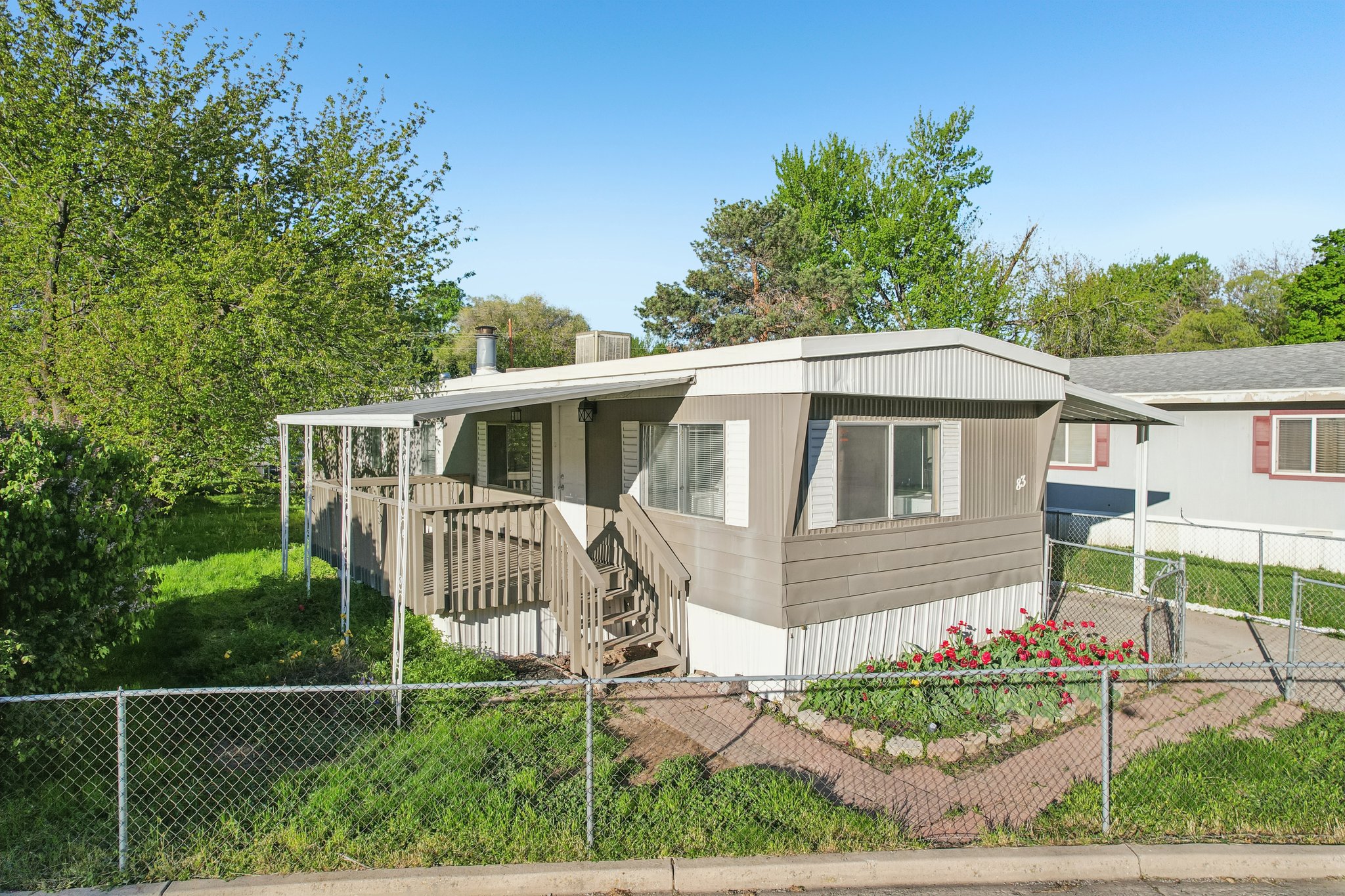 Manufactured / mobile home featuring a fenced front yard