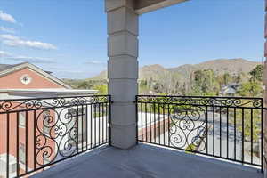 Balcony featuring a mountain view