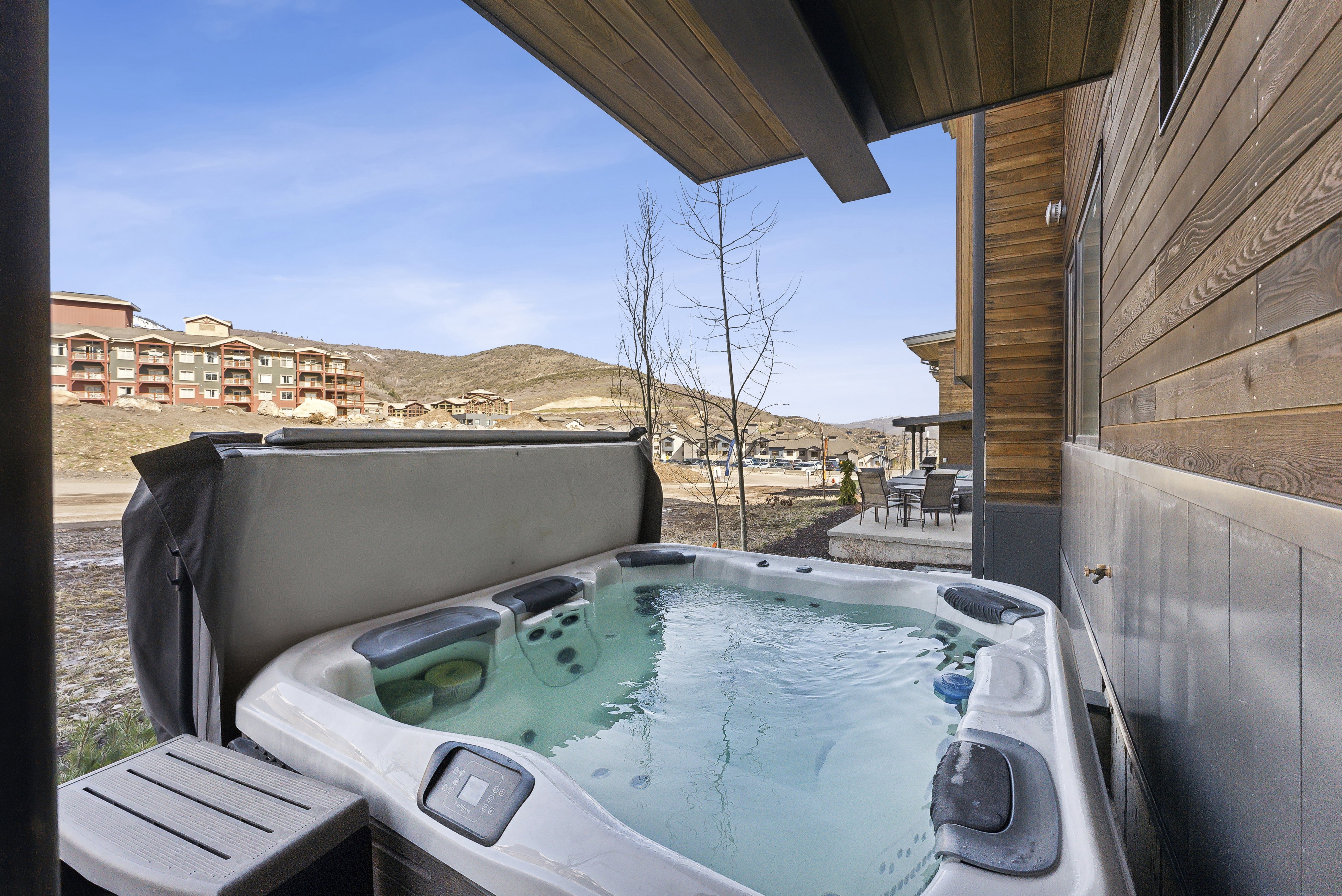 Exterior view of a mountainous background and a jacuzzi