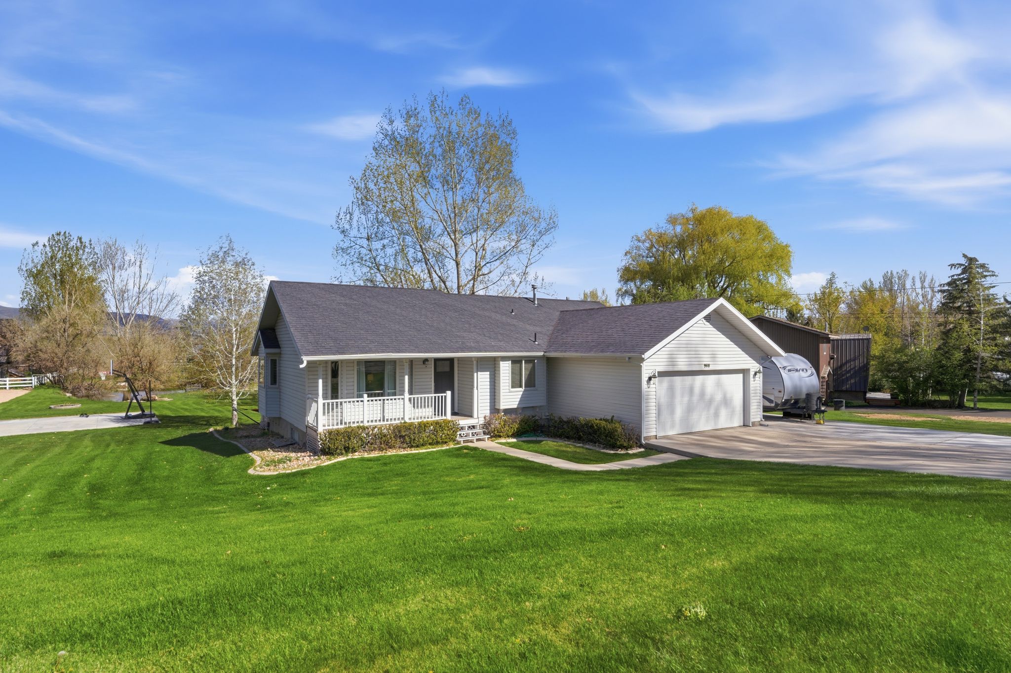 Comfortable home on large private lot in Midway