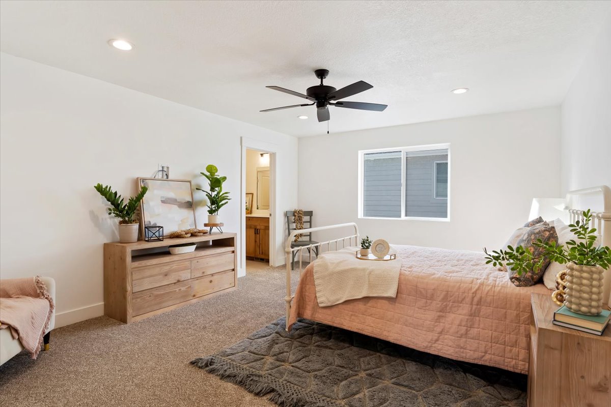 Carpeted bedroom featuring a ceiling fan, connected bathroom, and recessed lighting