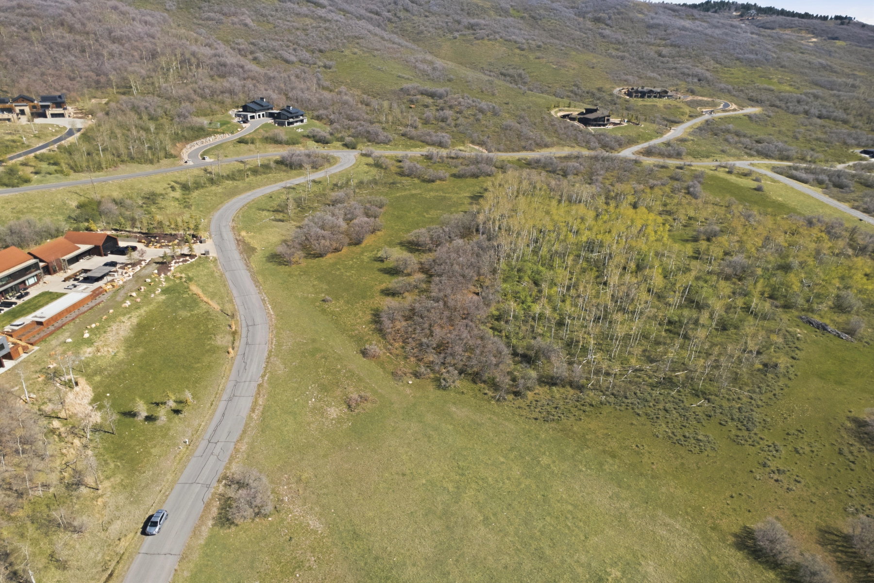 Aerial view of property and surrounding area featuring a heavily wooded area