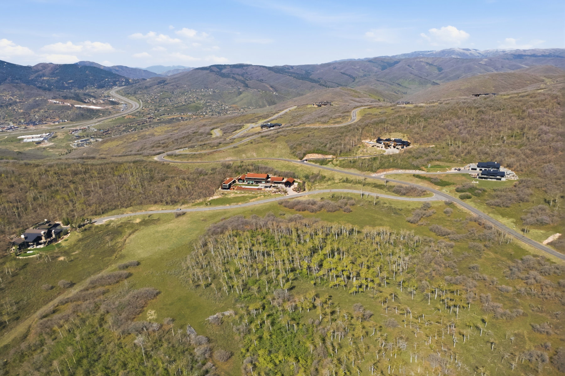 Aerial view of property and surrounding area with mountains