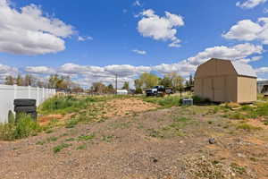 View of yard featuring an outbuilding