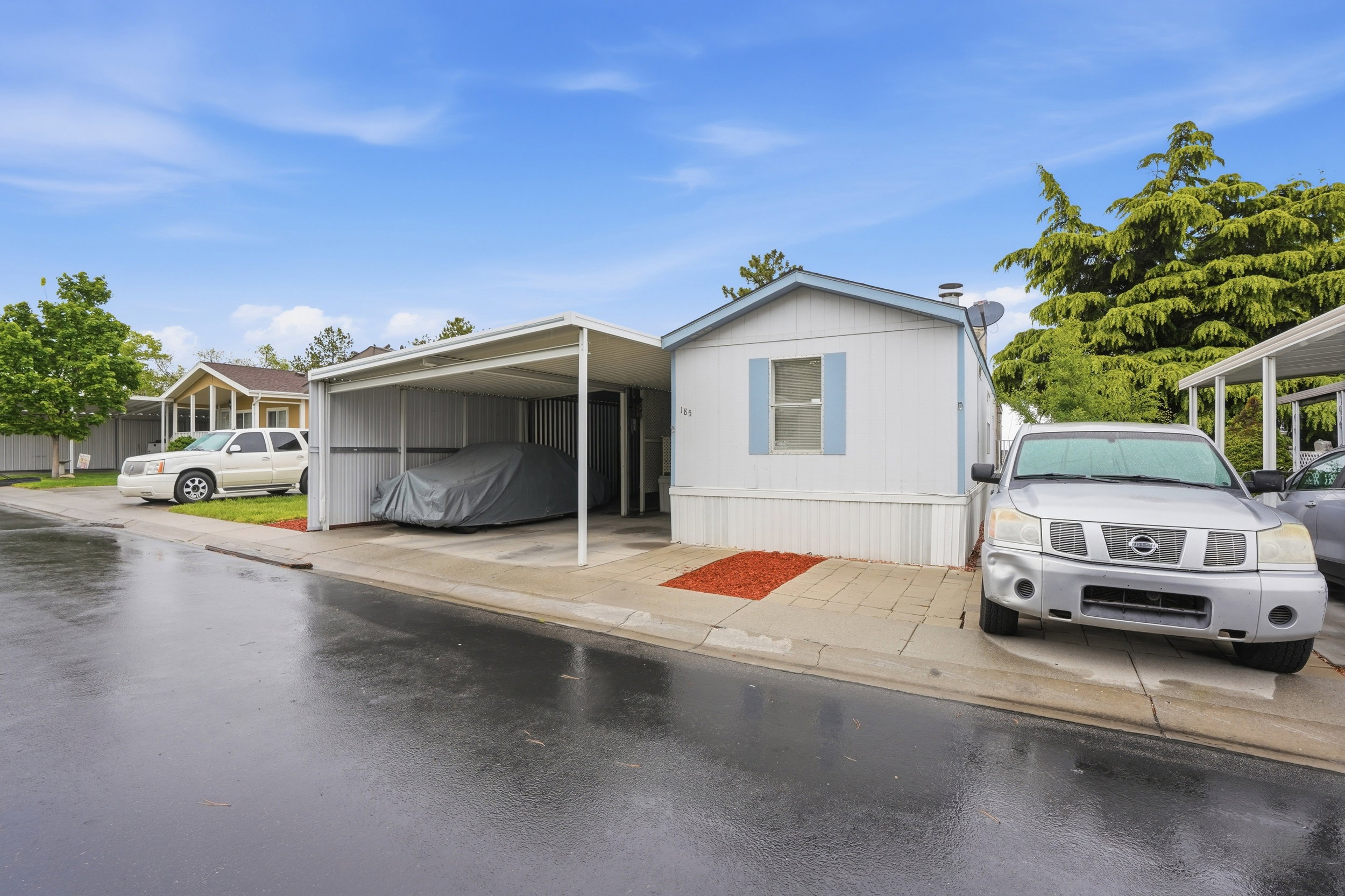 Manufactured / mobile home featuring an attached carport
