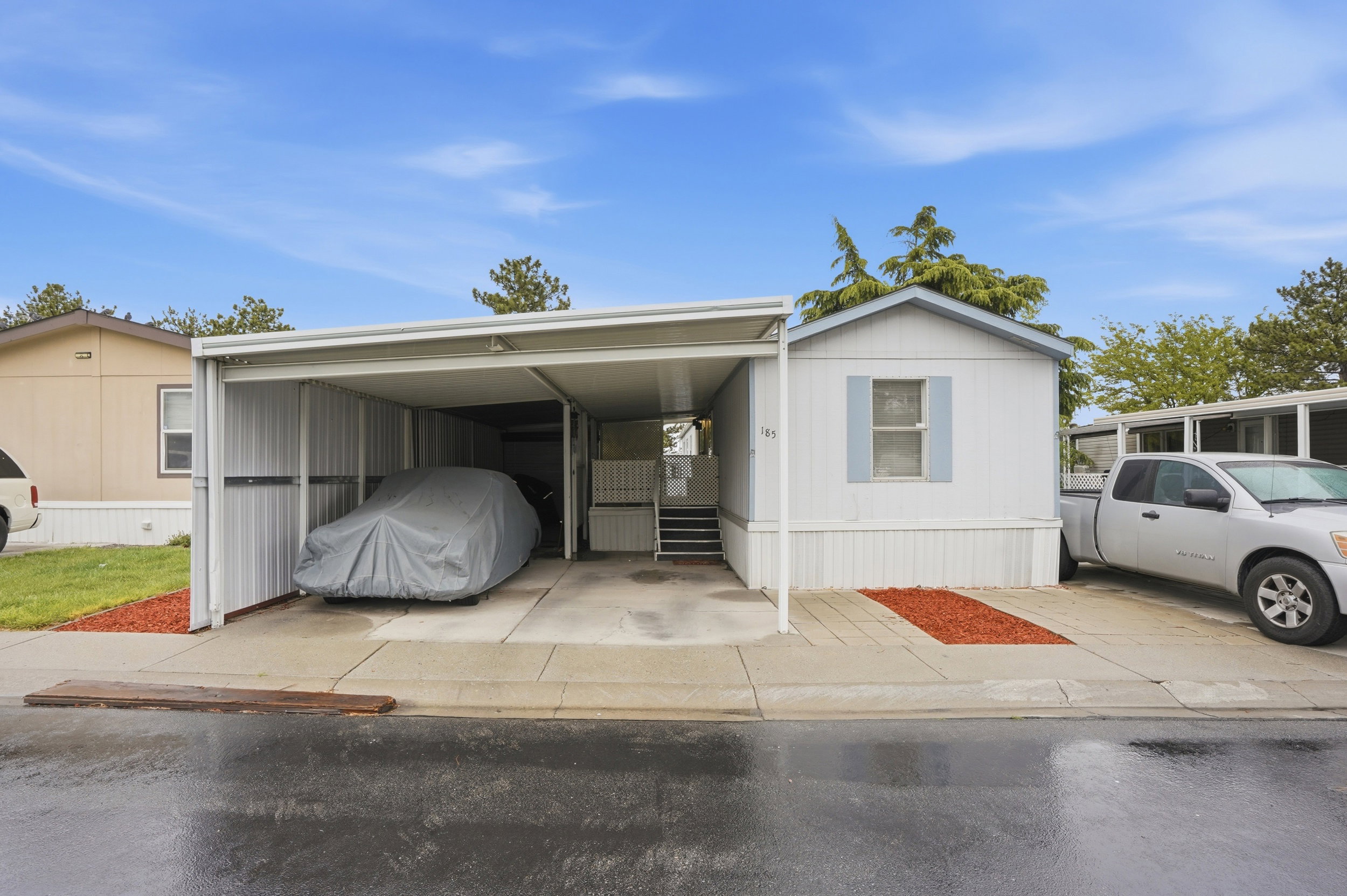 Manufactured / mobile home featuring a carport