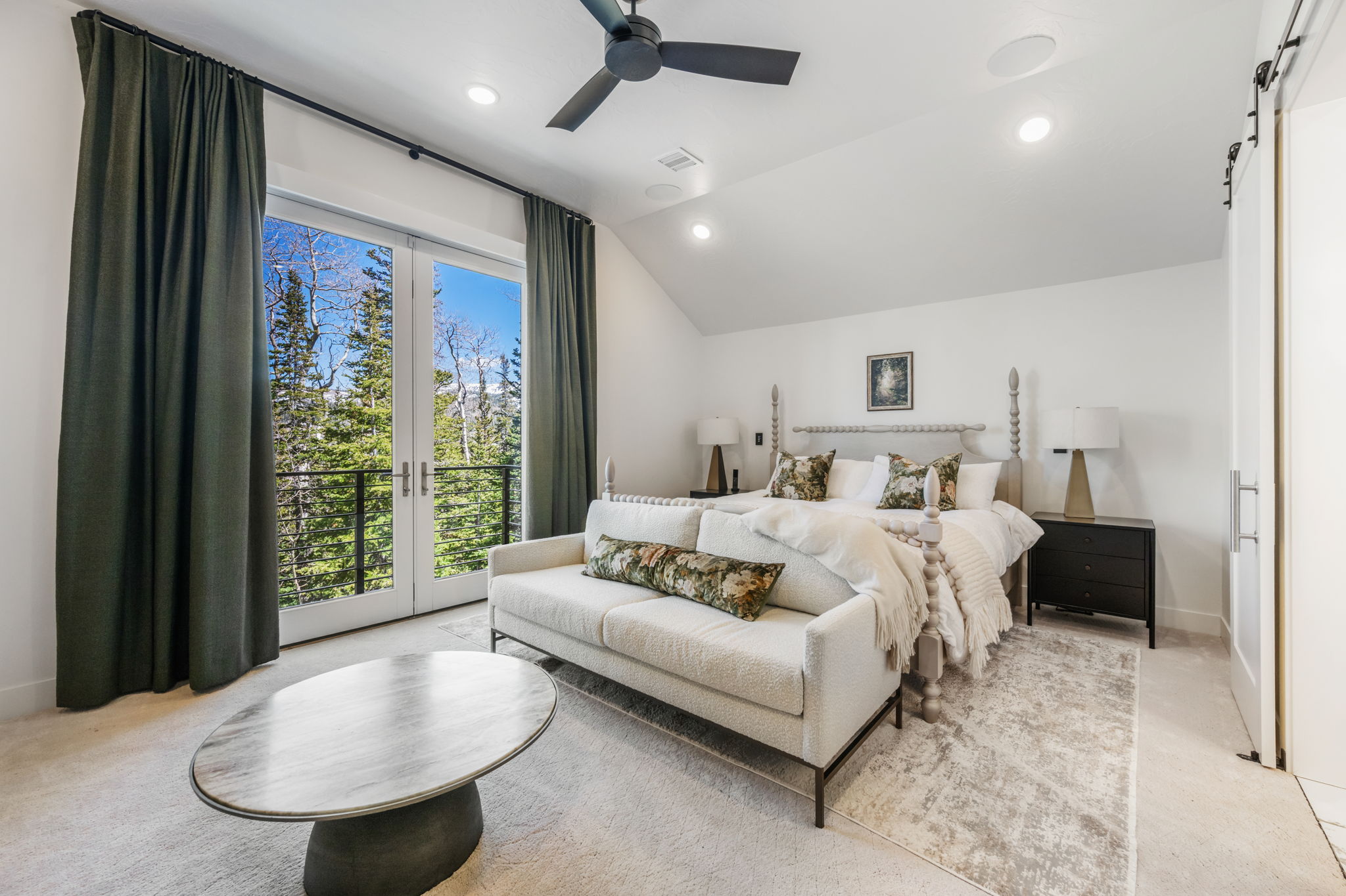 Bedroom with a barn door, access to outside, a ceiling fan, recessed lighting, and vaulted ceiling
