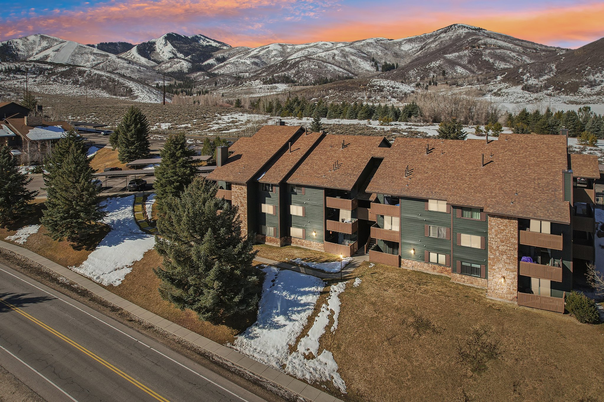 Snowy aerial view with a mountain view