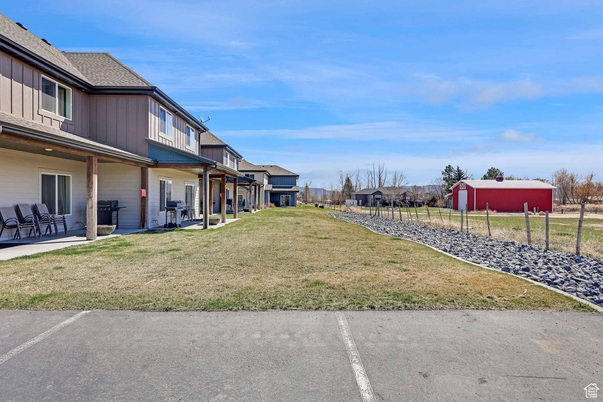 View of yard with a residential view and an outdoor structure