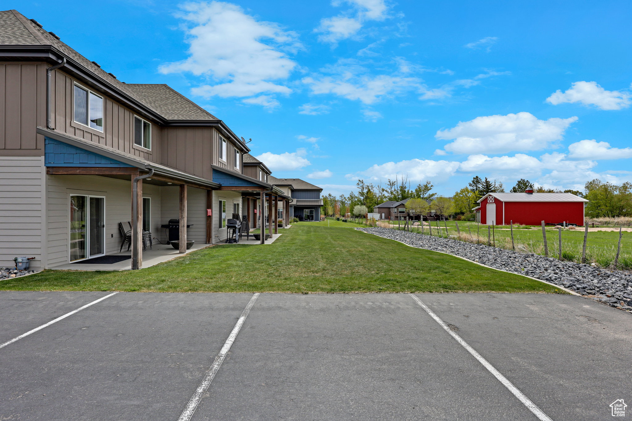 View of yard featuring a residential view and an outdoor structure