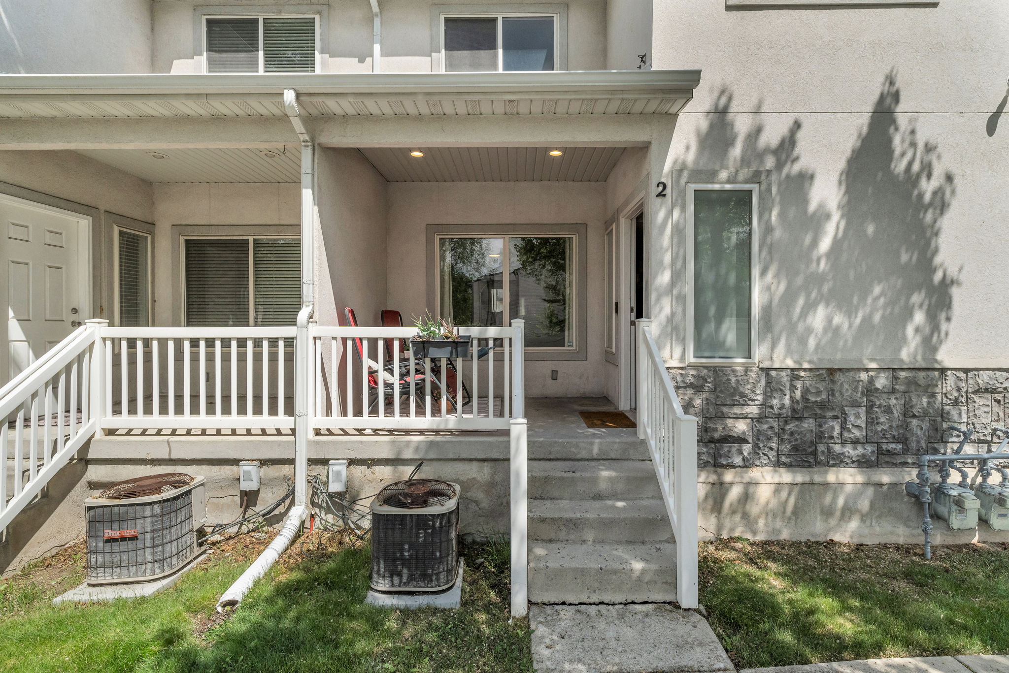 Doorway to property with stucco siding and a porch