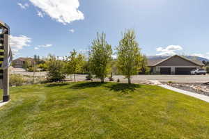 View of grassy yard featuring a mountain view