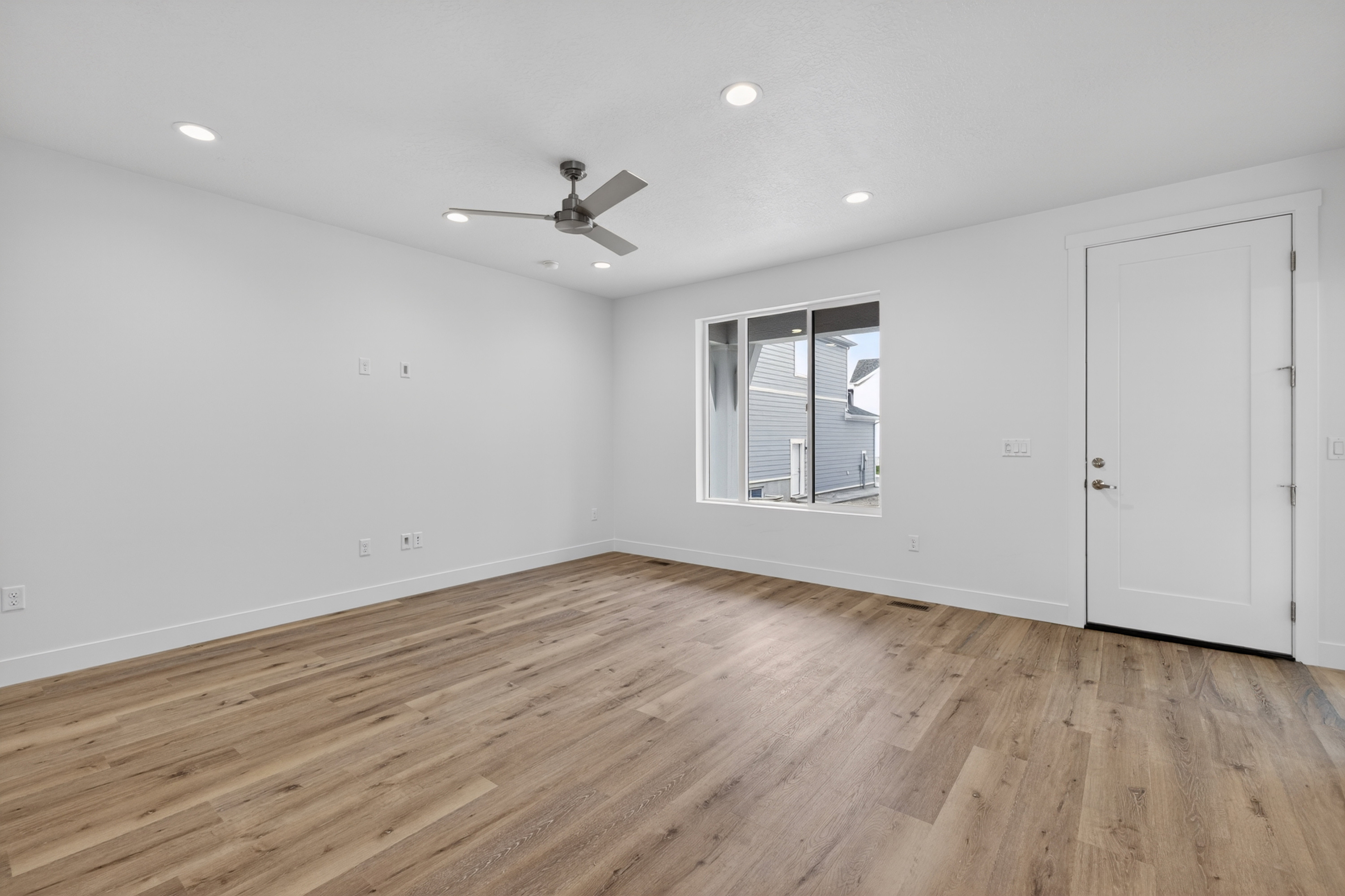Unfurnished room featuring ceiling fan, light wood finished floors, and recessed lighting