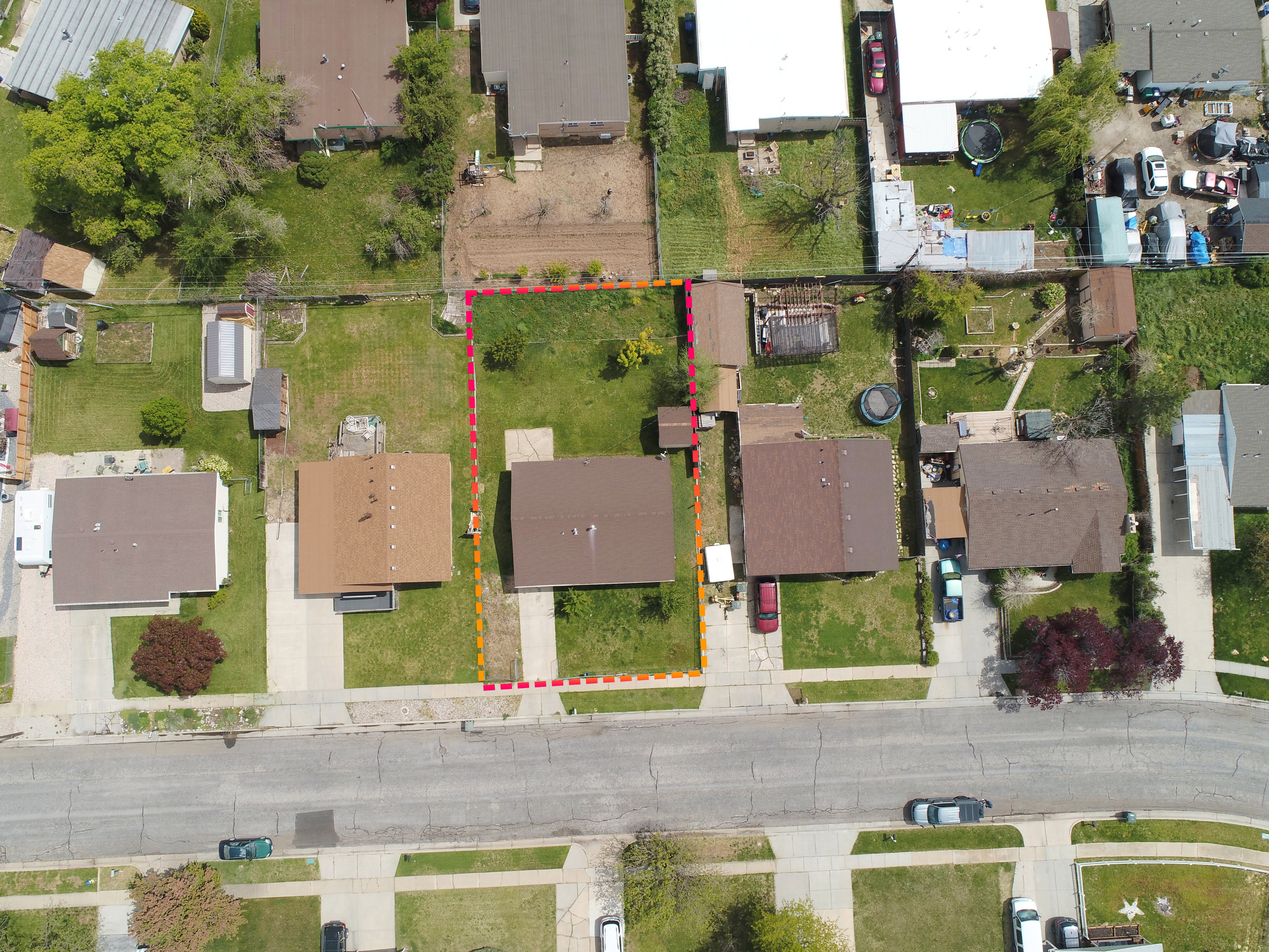 Aerial view of residential area featuring property parcel outlined