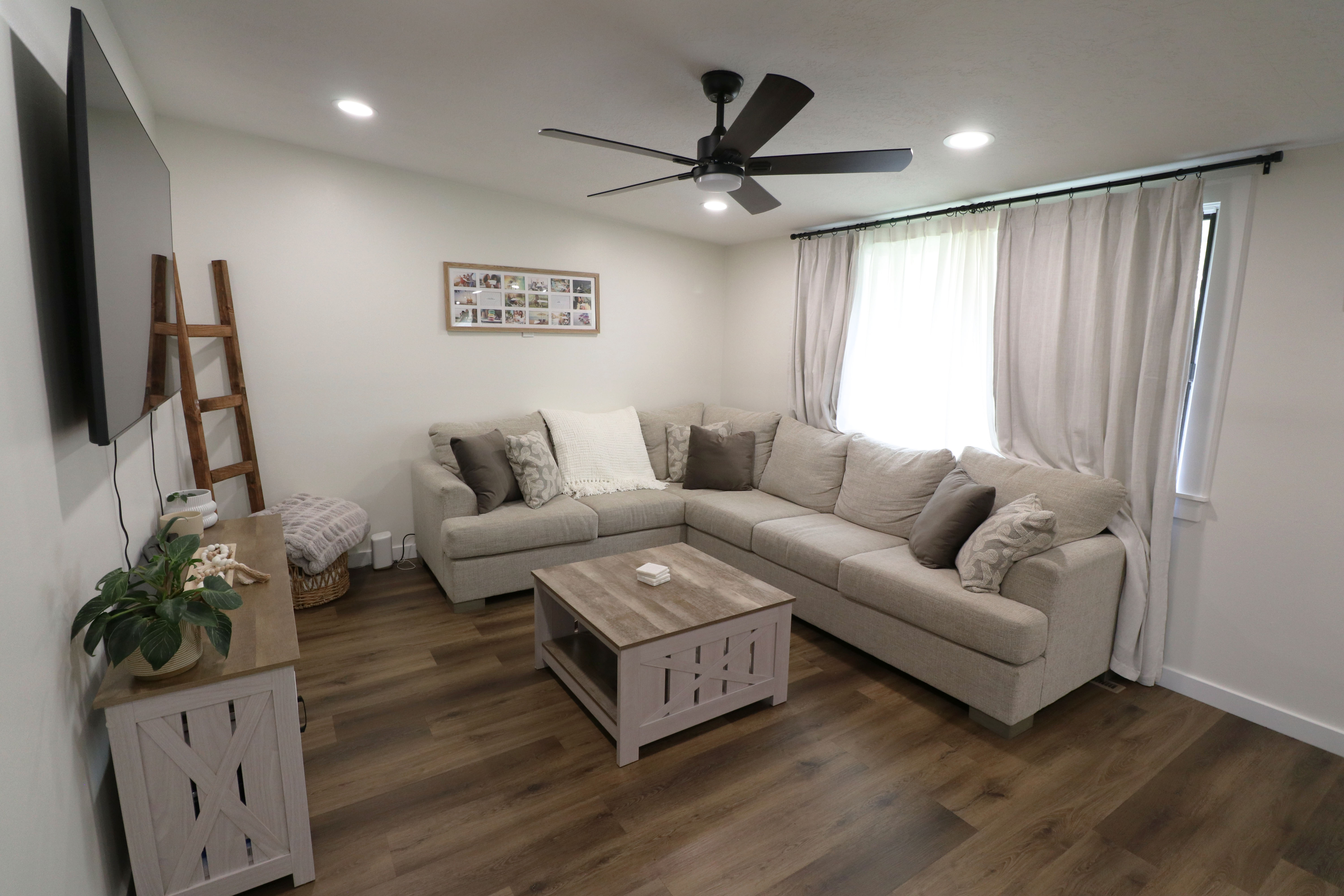 Living room featuring dark wood-type flooring, recessed lighting, and a ceiling fan
