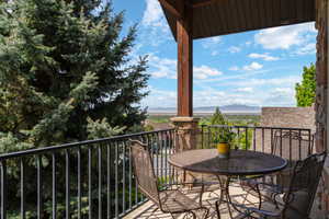 Balcony featuring a mountain view and outdoor dining area