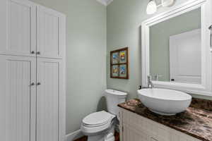 Bathroom with vanity and crown molding
