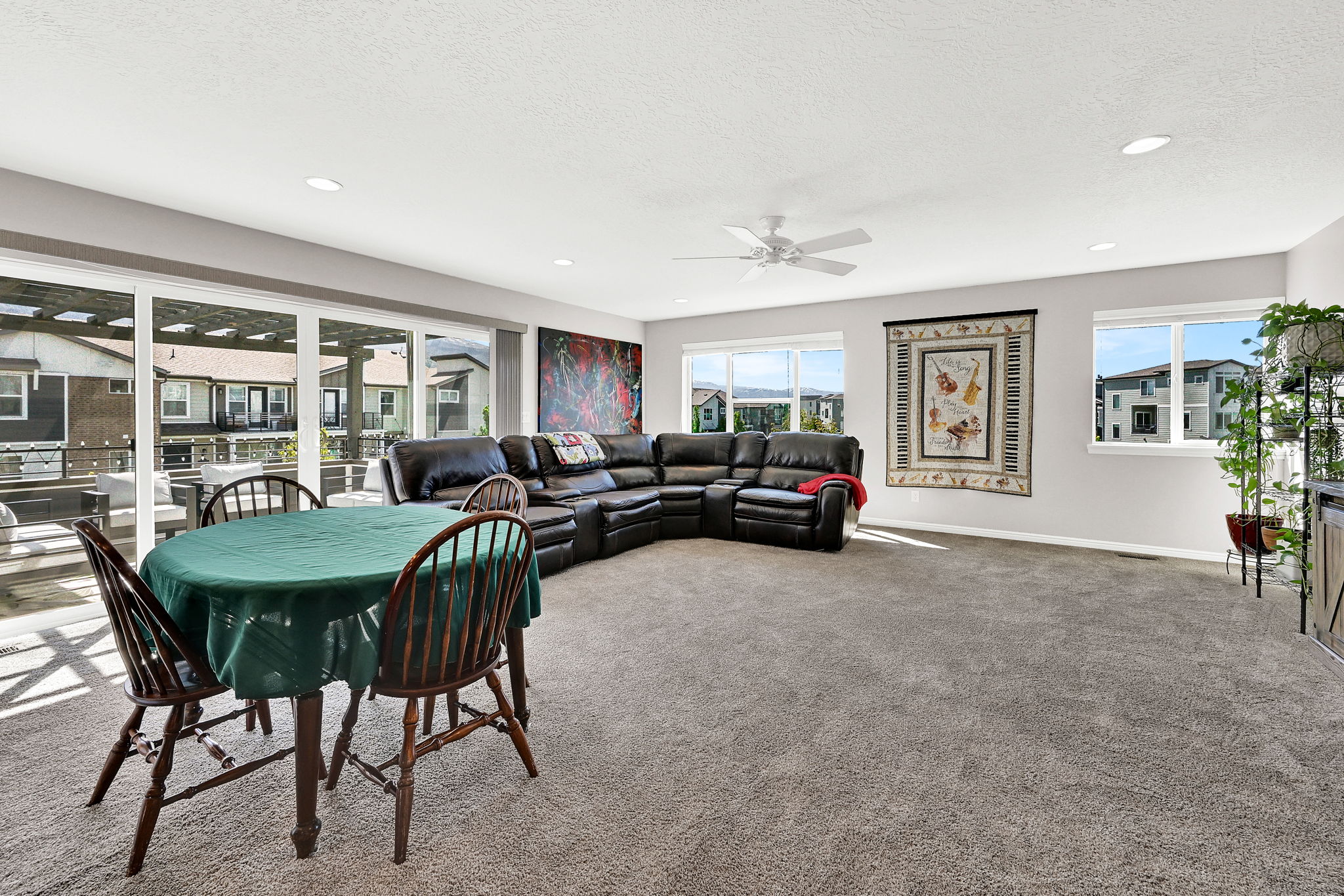 Expansive area for those family get-togethers with views of the 2nd story deck that allows you to enjoy the expansive views of the mountains and pool area. Featuring a ceiling fan, recessed lighting, and a textured ceiling