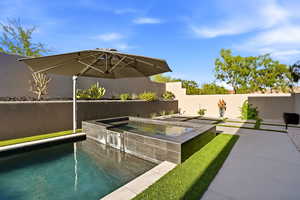 Integrated pool / spa with a fenced backyard