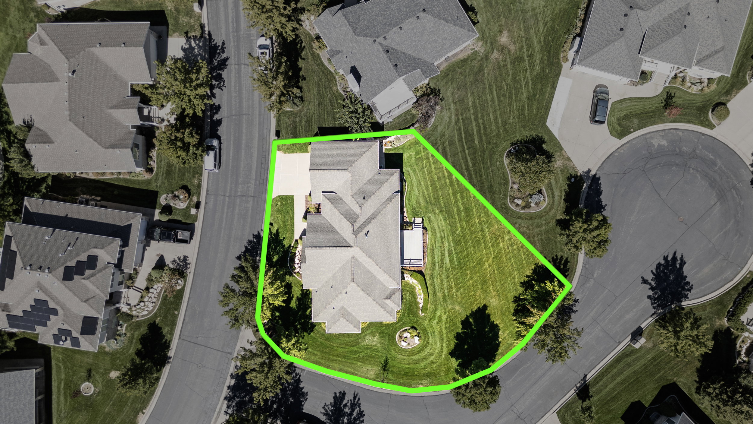 Aerial view of residential area featuring property parcel outlined