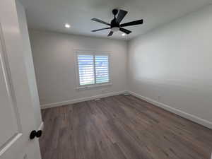 Unfurnished room featuring dark wood finished floors, a ceiling fan, and recessed lighting