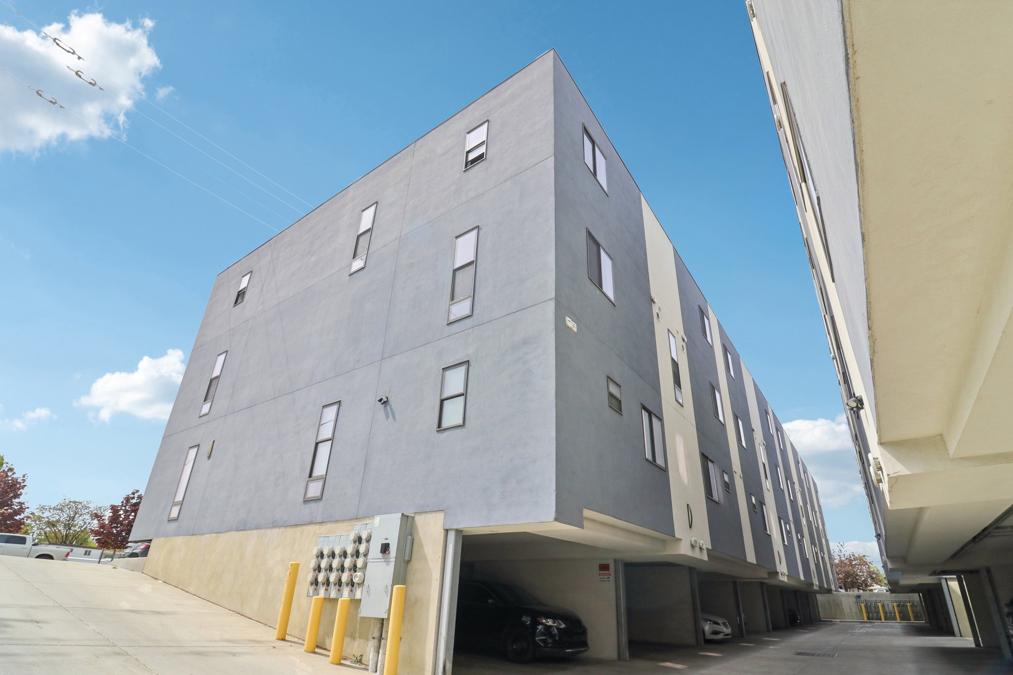 View of apartment building / complex