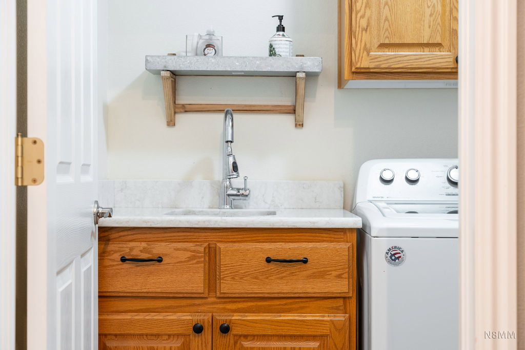 Laundry area with washer / clothes dryer and cabinet space