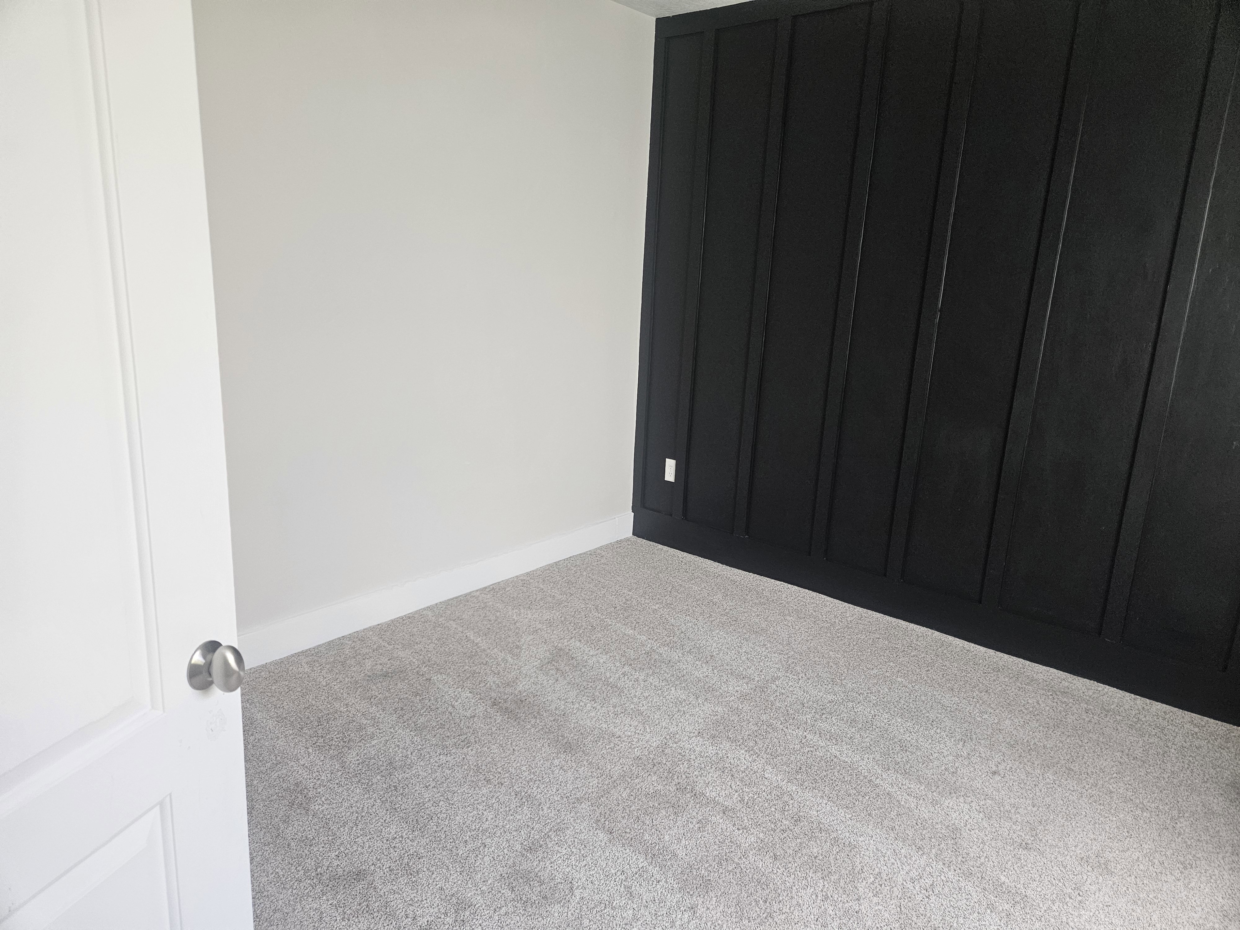 Spare room with carpet flooring