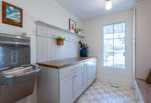 Laundry room with baseboards