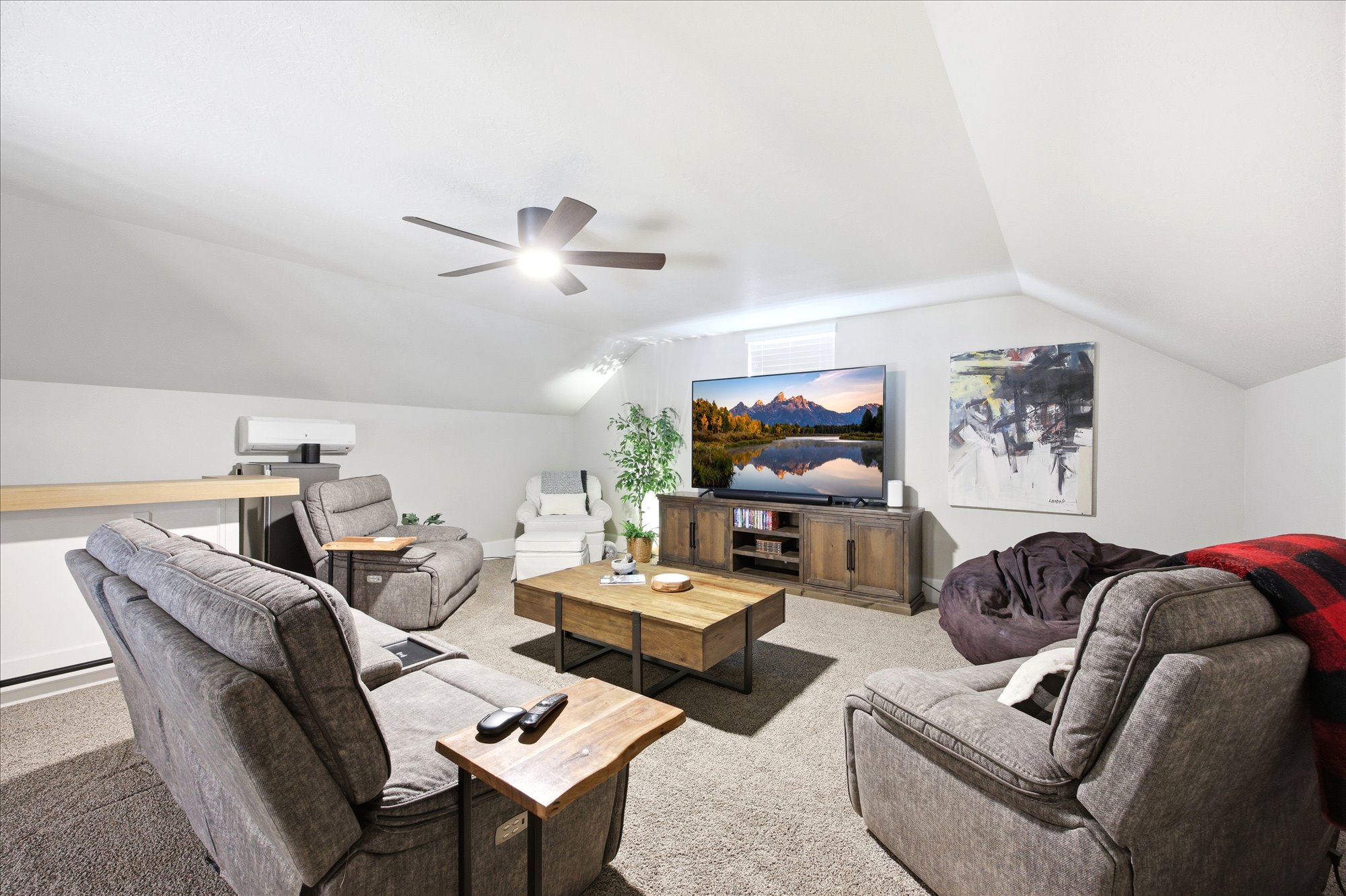 Living area with carpet flooring and a ceiling fan