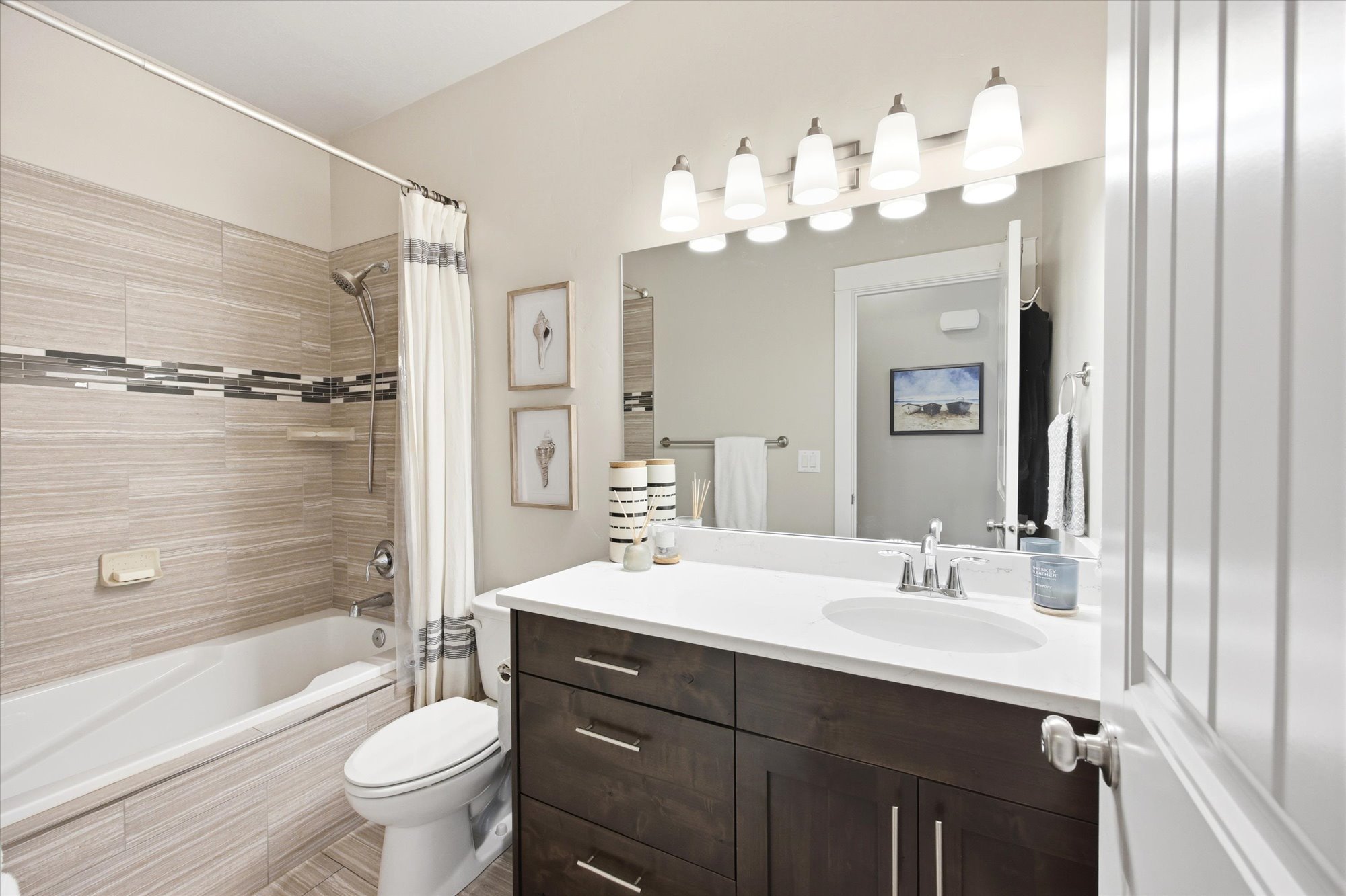 Full bath with vanity and tiled shower / bath combo