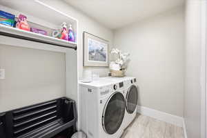 Laundry room with independent washer and dryer and baseboards