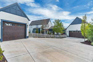 Extra 1 car garage and lots of parking.